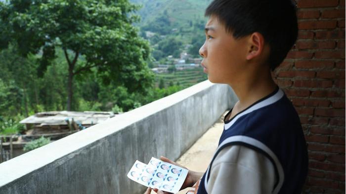 患绝症后爸爸服农药轻生，妈妈未履行诺言改嫁，母子街头相遇却形路人