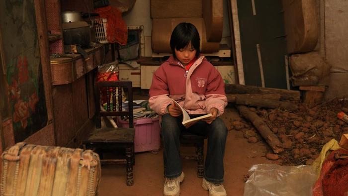 家中只有5亩地和一头牛，女子不堪生活苦服农药，兄妹想妈妈在坟前踏
