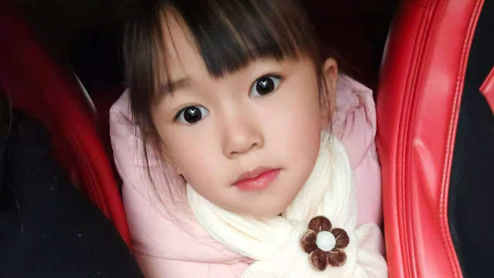 可爱女童莫名高烧查出血癌，高昂治疗费压垮家庭，父母无奈含泪求助