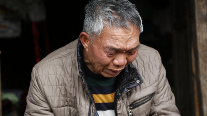 男子老来得子，谁料几年后妻子病逝，儿子长大后抱着母亲相片落泪