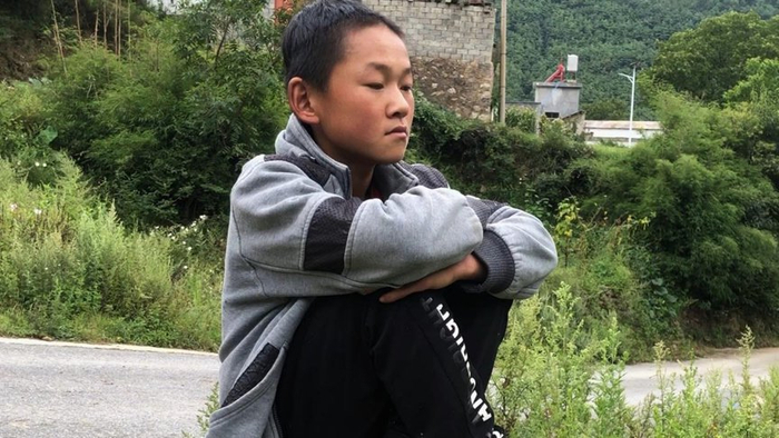 妈妈早年离家,爸爸患病离世，奶奶双目失明，懂事少年无奈辍学养家