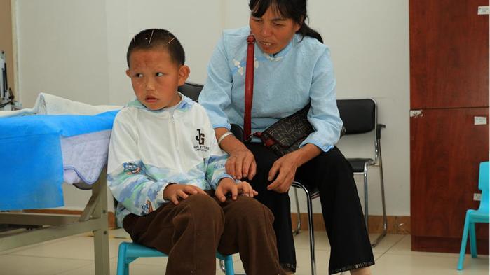 男童出生时医生告知可能异于常人，几年后应验，奶奶拖着病腿带他求医