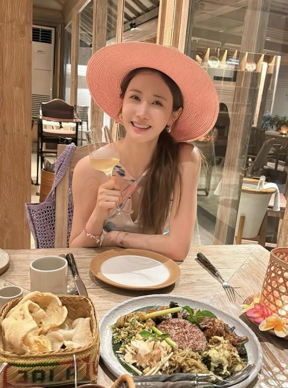 韩国知名女星晒近照,修图痕迹明显,韩网友发现,连酒杯都弯了|李多海