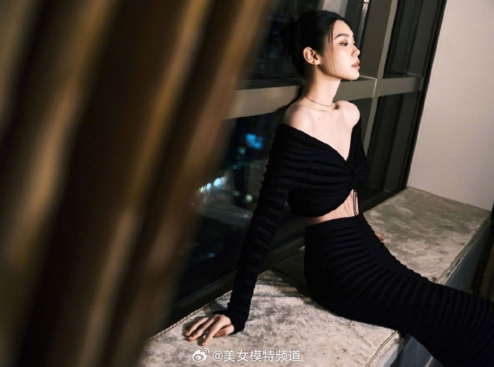 奚梦瑶黑色抹胸上衣秀锁骨直角肩超模气场全开