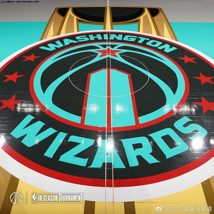 今晚的奇才季中赛地板,比红色地板好太多了