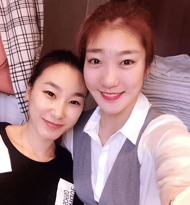 李梦挺身而出,为了治疗妈妈,她曾拉着板车四处奔波,同时,四川女篮的