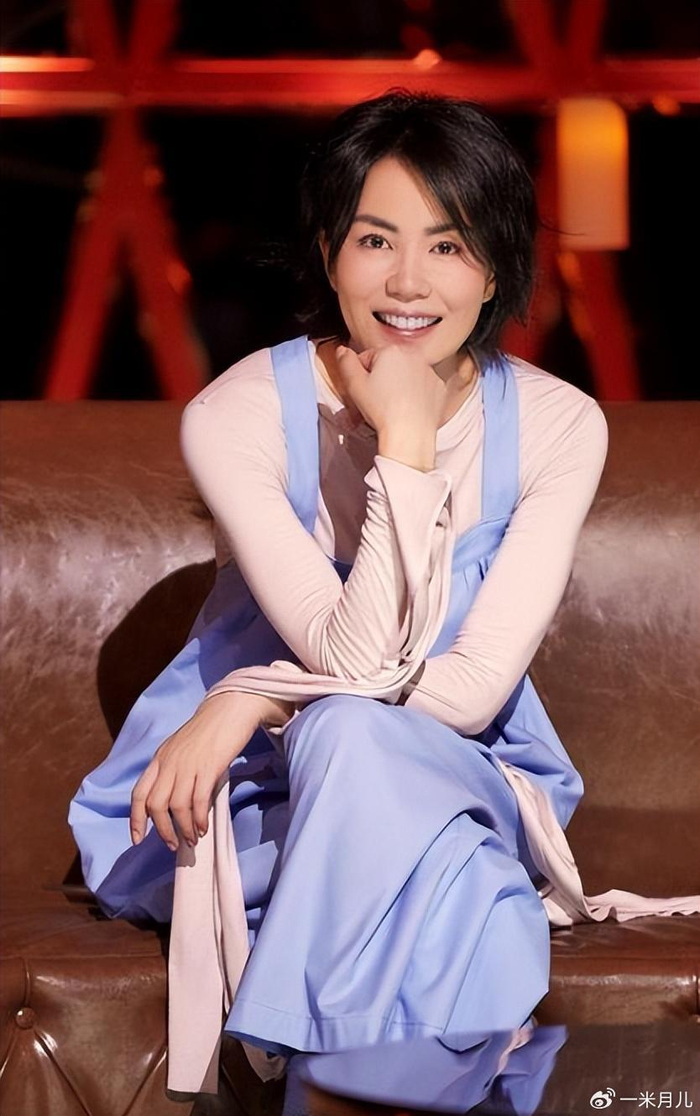 王菲现身台北街头, 打扮低调与经纪人聚餐,接地气!