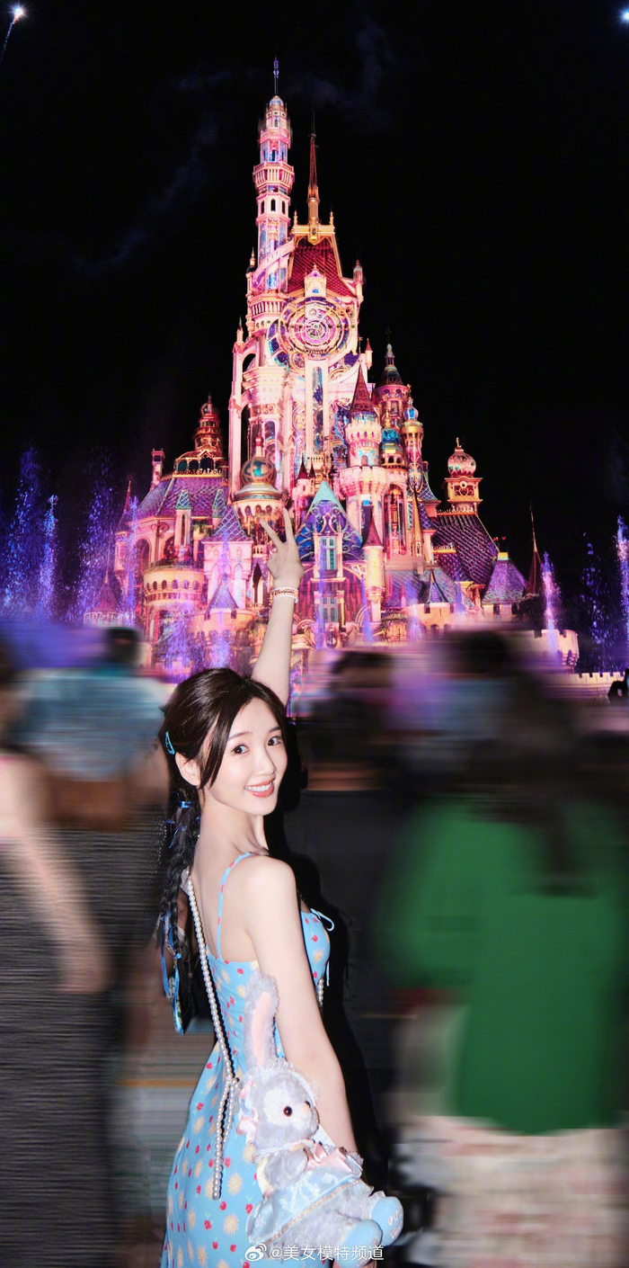 毛晓彤夏日吊带碎花裙写真