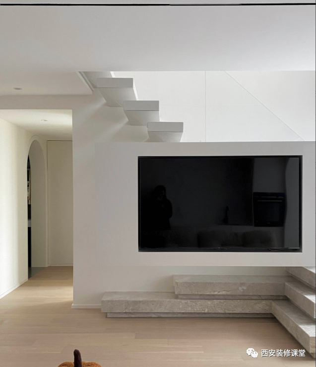 设计,满足电视墙以及局部展示功能空间跨度有限,直接利用楼梯下方背景