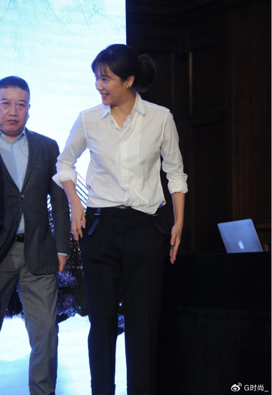 49岁徐静蕾罕见与男友亮相,都穿一身黑休闲装,同岁的他像小年轻