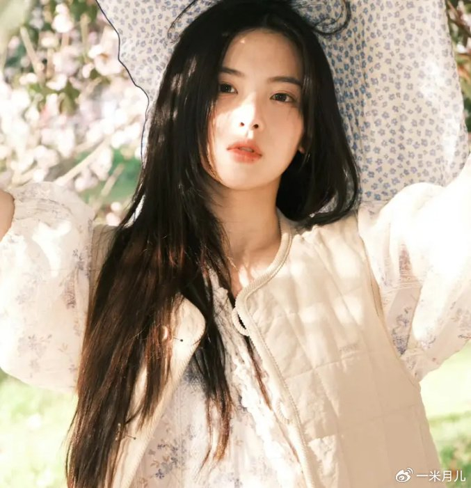 杨超越晒生活随拍戴头巾吃雪糕少女感十足