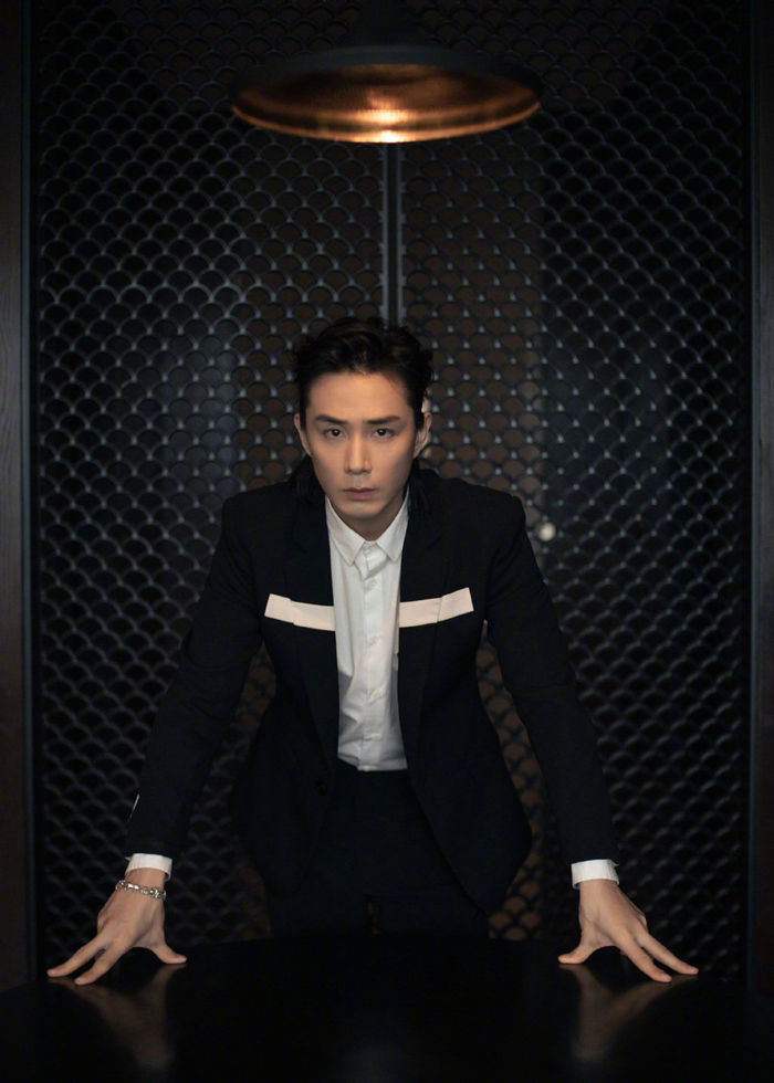 李承铉一头长发,利落笔挺的西服套装,黑白搭配间尽显优雅格调