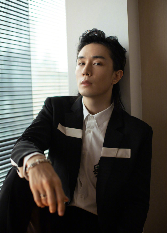 李承铉一头长发,利落笔挺的西服套装,黑白搭配间尽显优雅格调