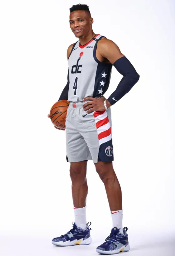 nba官方发布拉塞尔威斯布鲁克身穿奇才4号球衣的定妆照笑容满面