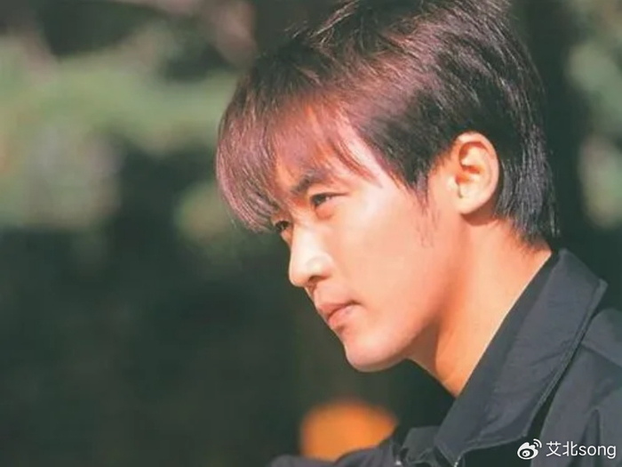 说到来自韩国的男神演员,安在旭是绕不开的名单.