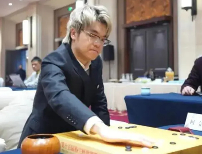 此外,中韩棋手交战中,看一盘中国围棋第一人柯洁九段与韩五冠王朴廷桓
