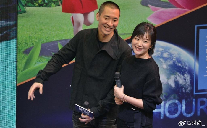 49岁徐静蕾罕见与男友亮相,都穿一身黑休闲装,同岁的他像小年轻