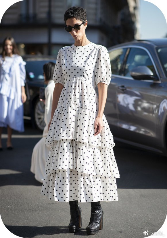 真正的时髦精,都喜欢穿"波点裙",照这样搭配起来最诱人