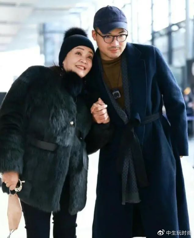 65岁张兰生日派对上与年轻小伙子热吻，两人关系引发热议！