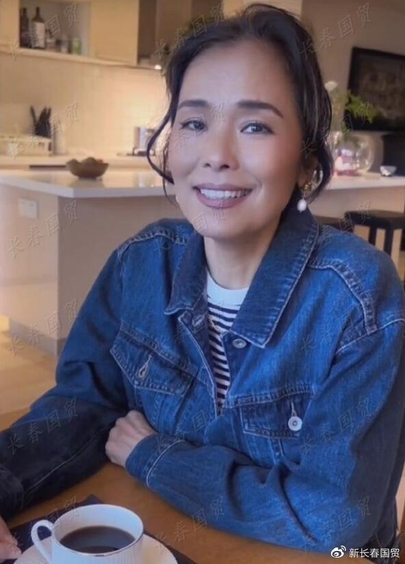 九十年代红极一时的歌星韦唯罕见露面,如今60岁的她变成这样了|韦唯|歌星_新浪新闻