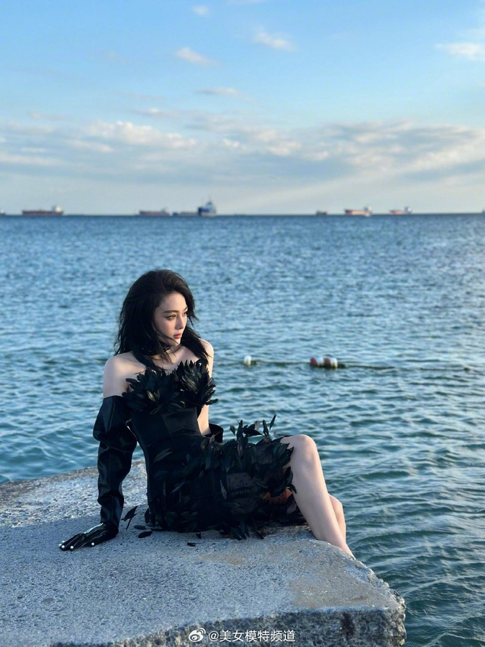 张馨予穿透视装性感奔放海边踱步大秀白嫩双腿