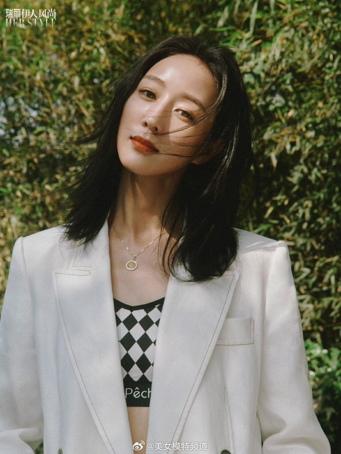 张钧甯春日氛围感大片释出 着黑色深v长裙好优雅__财经头条