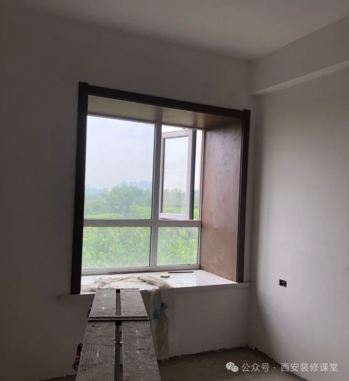 飘窗不包窗套,直接靠在大白墙上吗?