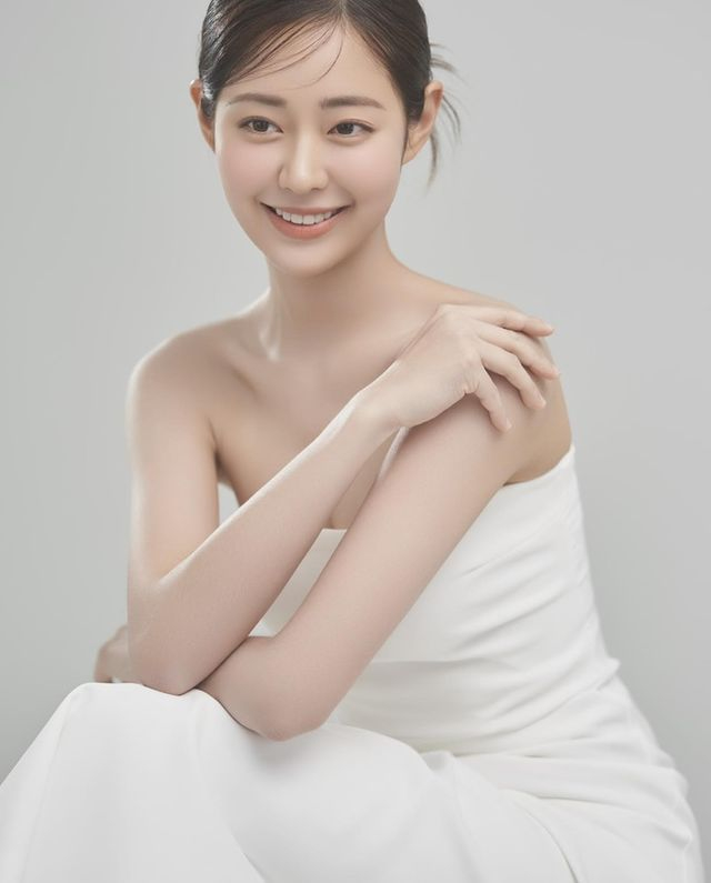 韩国女演员,颜值惊艳网友,父亲是著名整容医生,过去照片公开