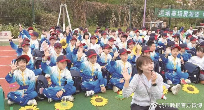 王灿灿为做好支队的宣传工作,无论清晨夜幕,酷暑寒冬,王萃都会跟随