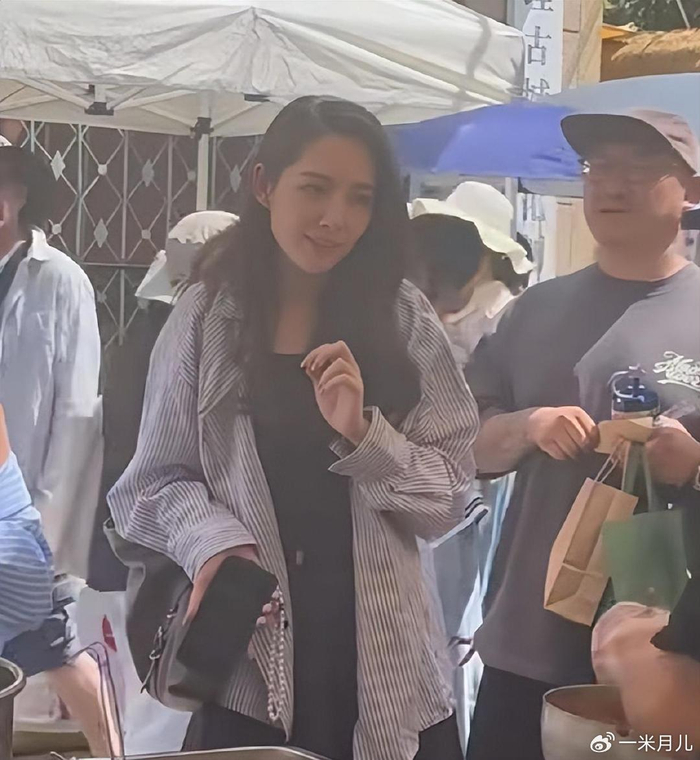 结婚以后,郭碧婷携爸爸大理旅游,吃路边摊好接地气