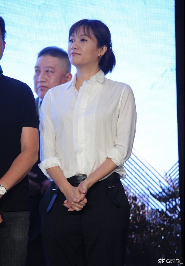 49岁徐静蕾罕见与男友亮相,都穿一身黑休闲装,同岁的他像小年轻