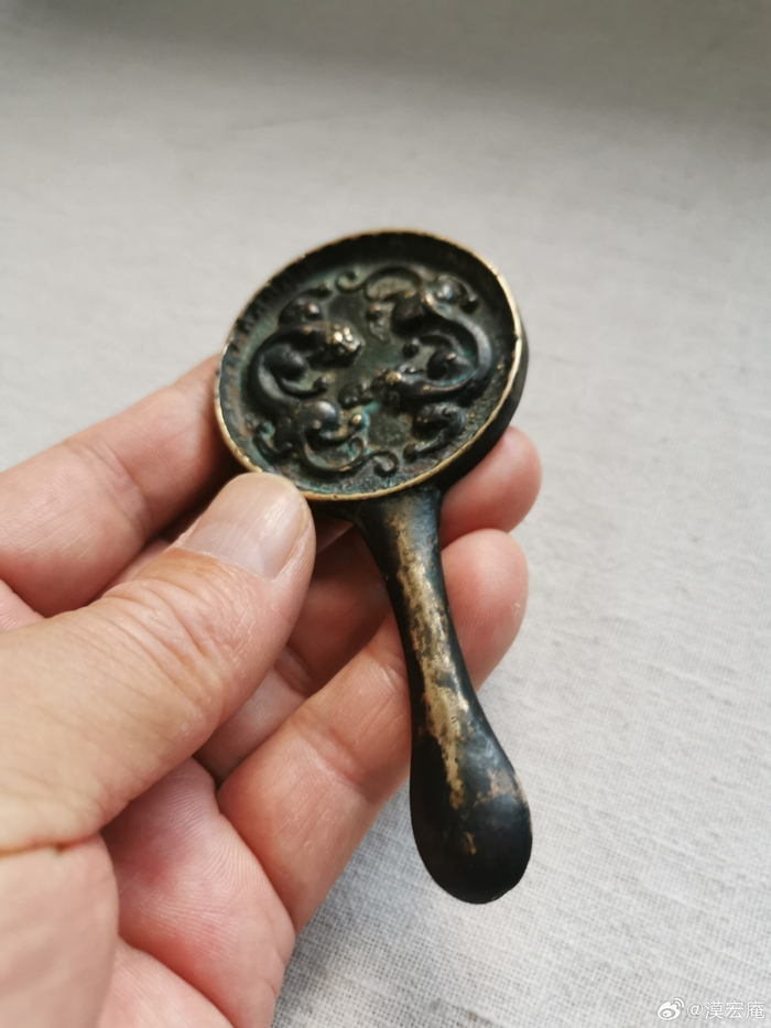 宋代螭龙纹带柄铜镜__财经头条
