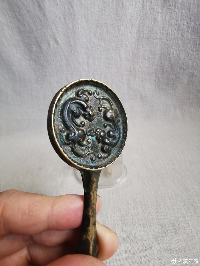 宋代螭龙纹带柄铜镜__财经头条