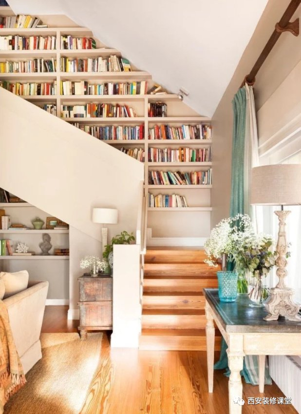 通向楼梯的侧墙,做了一面墙的书架|书架|楼梯|收纳_新浪新闻