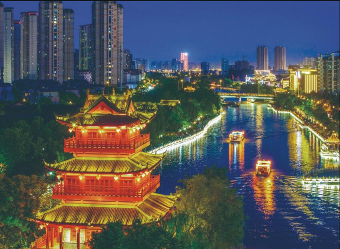淮安市里运河灯火通明 游客尽享快乐