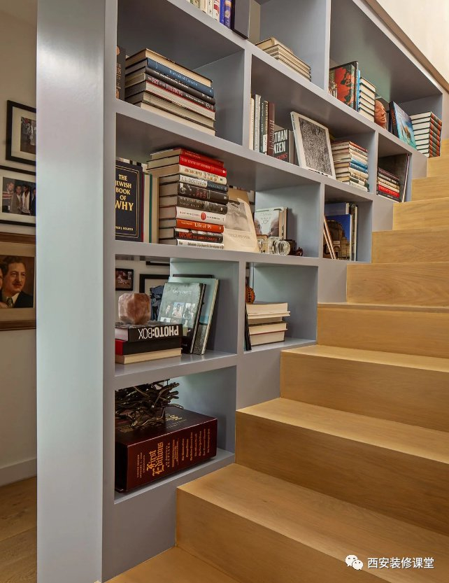 通向楼梯的侧墙,做了一面墙的书架|书架|楼梯|收纳_新浪新闻