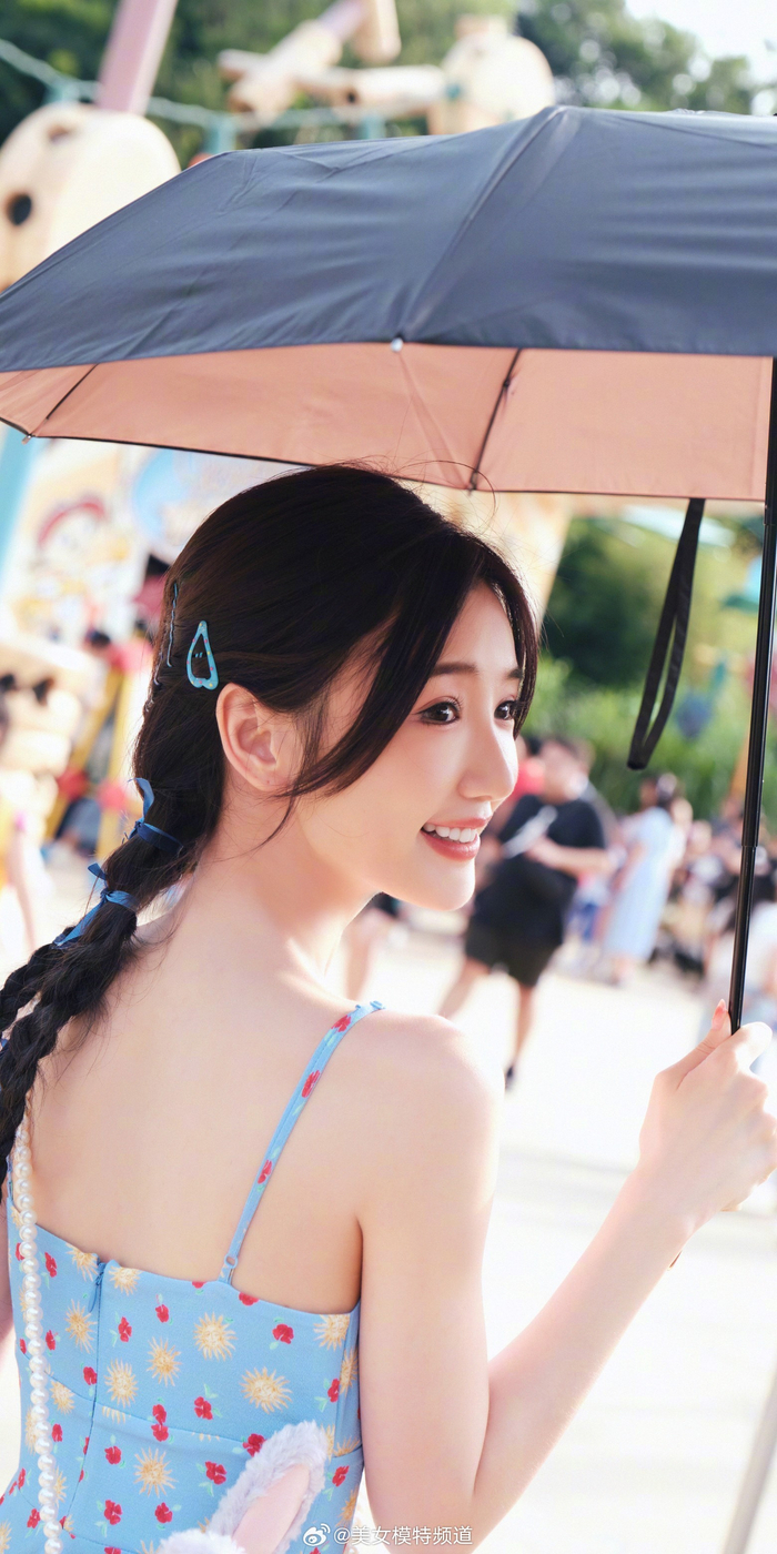 毛晓彤夏日吊带碎花裙写真