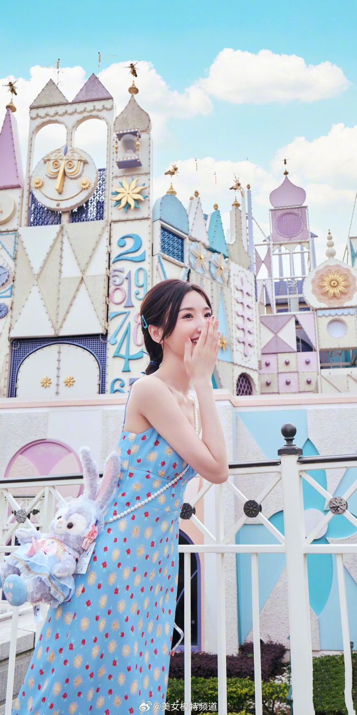 毛晓彤夏日吊带碎花裙写真