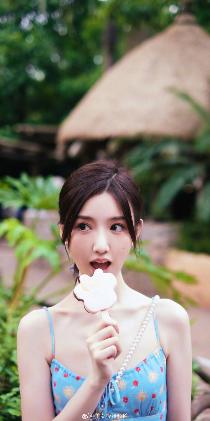 毛晓彤夏日吊带碎花裙写真