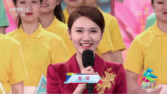 龙洋主持央视五四晚会表现完美,舞台形象亲和力比李思思更胜一筹