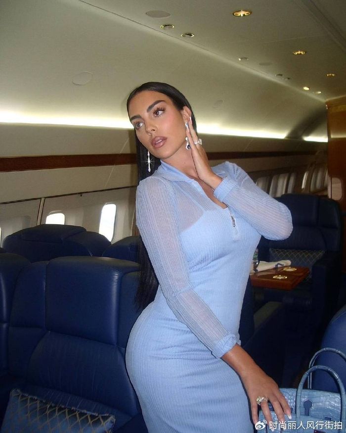 c罗未婚妻在红毯独自美换成钻石低胸裙真的火辣c罗在中国太帅