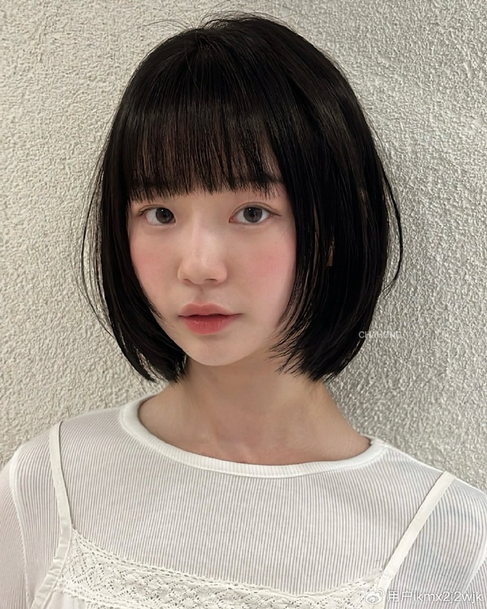 还是大胆尝试蓝色锁骨发型的时尚先锋,亦或是优雅的微扣中长发,总而言