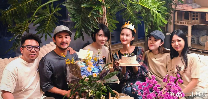 张歆艺43岁生日,一家三口同框,袁弘手捧鲜花出镜!