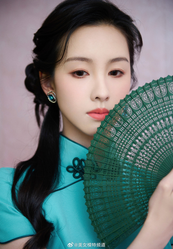 陈都灵复古风写真