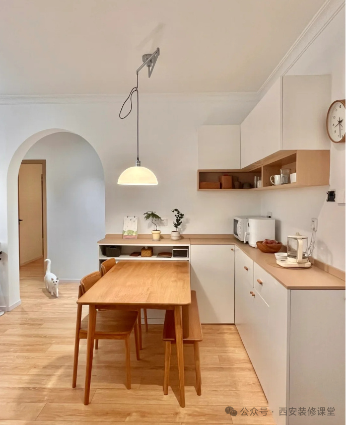 合理餐边柜与鞋柜转角设计,同时满足一个卡座功能利用阳角转角位置,也