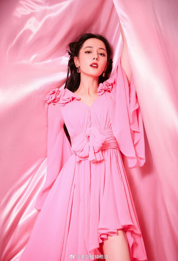 迪丽热巴粉红芭比可爱暴击举手投足间洋溢活力与个性