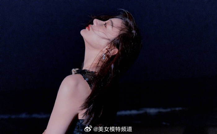 袁姗姗漫步海边楚楚动人穿深v亮片裙秀窈窕曲线