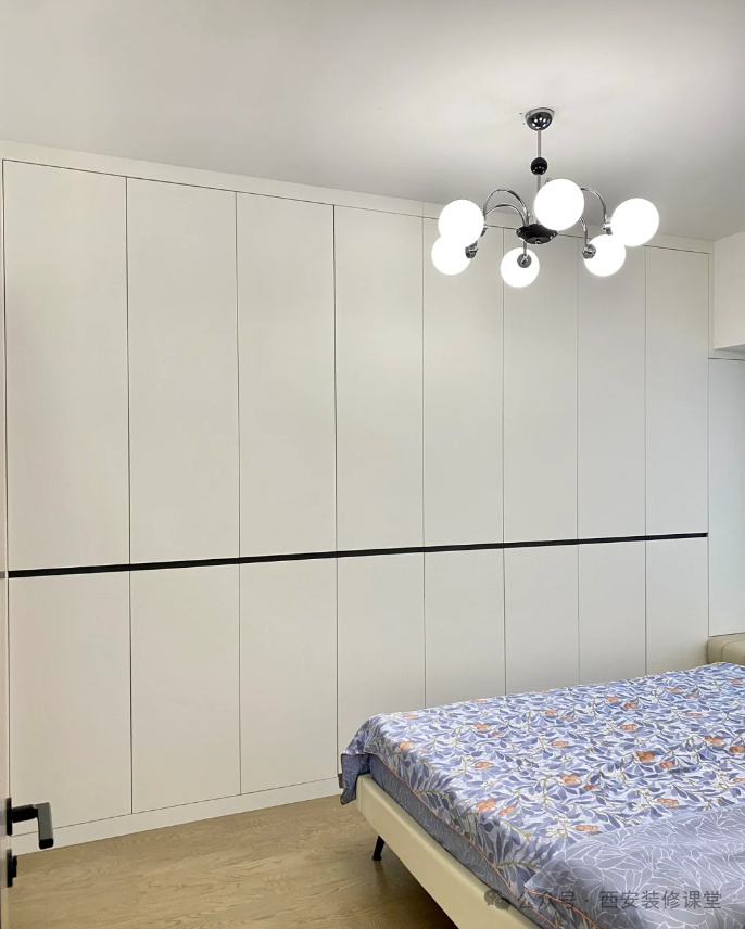 连基本的家都满足不了如果卧室太小,除过床尾侧面一样可以定制衣柜,两