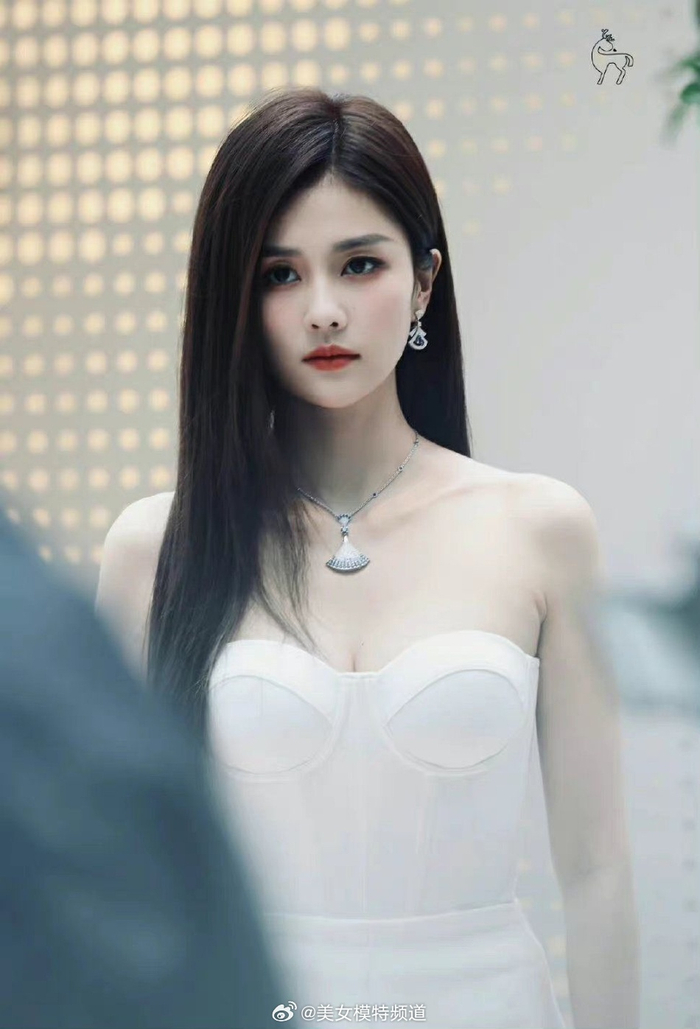 白鹿白色抹胸造型参加活动 长发披肩皮肤白皙气质绝佳