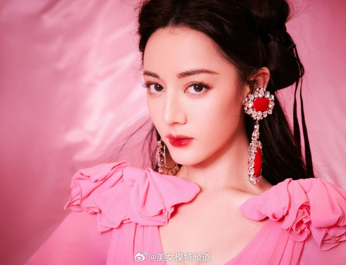 迪丽热巴粉红芭比可爱暴击举手投足间洋溢活力与个性